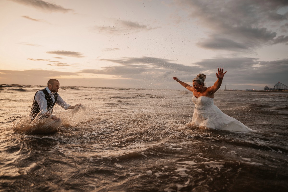 Невеста испортила свадебное платье ради забавной фотосессии