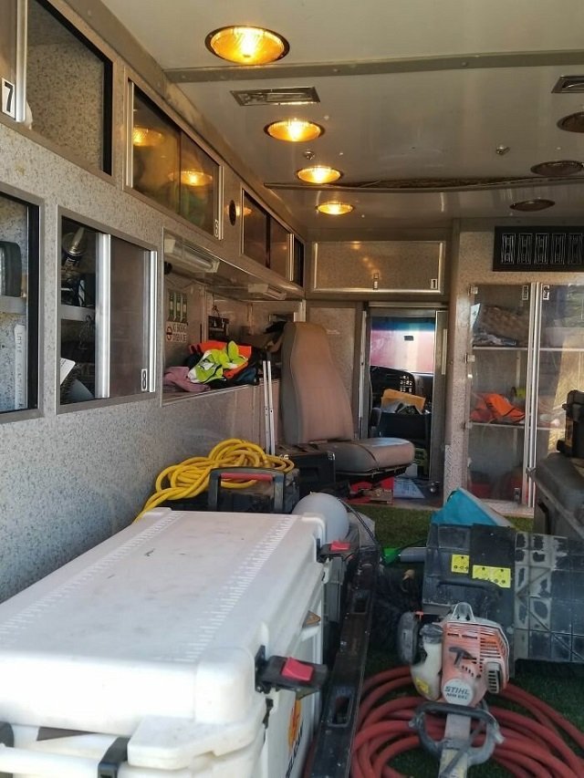 Американец переделал старую машину скорой помощи в уютное жилище