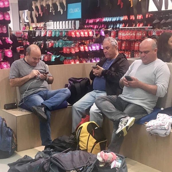 Мужчины томятся в шоппинговом аду