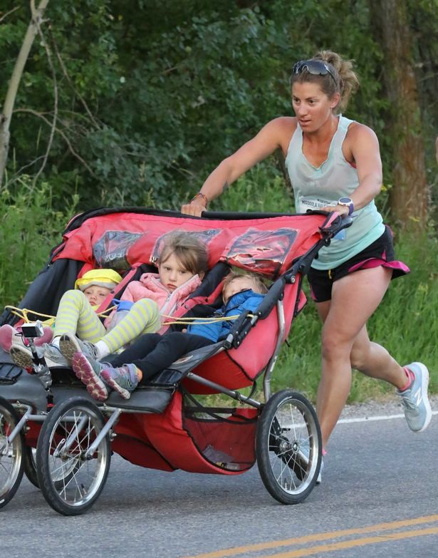 Мать пробежала марафон, толкая коляску с 3 детьми
