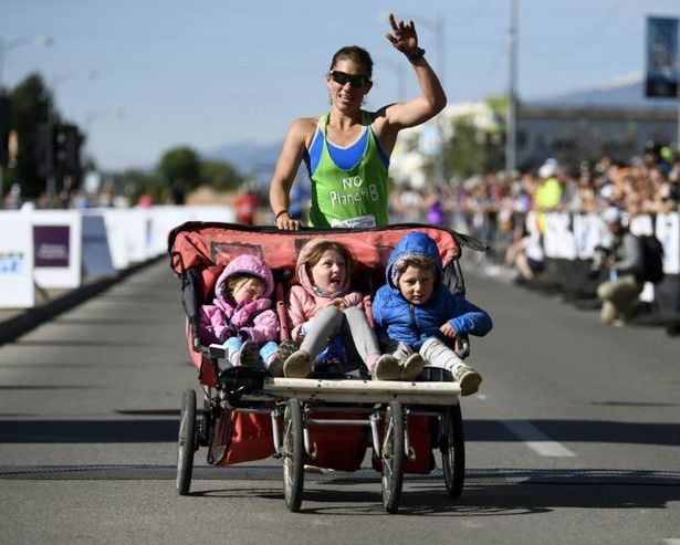 Мать пробежала марафон, толкая коляску с 3 детьми
