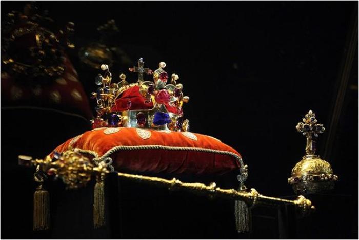 Знаменитые короны средневековых монархов