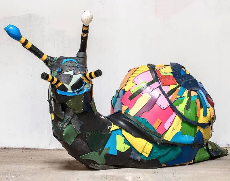 Художник мастерит скульптуры красочных животных из пластикового мусора