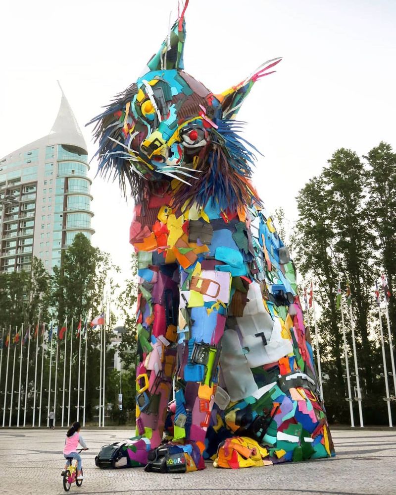 Художник мастерит скульптуры красочных животных из пластикового мусора