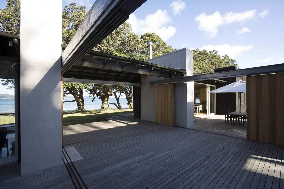 Дом с террасой у залива в Новой Зеландии