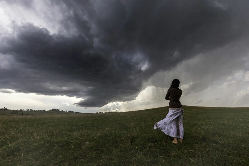 Женщина на фоне торнадо