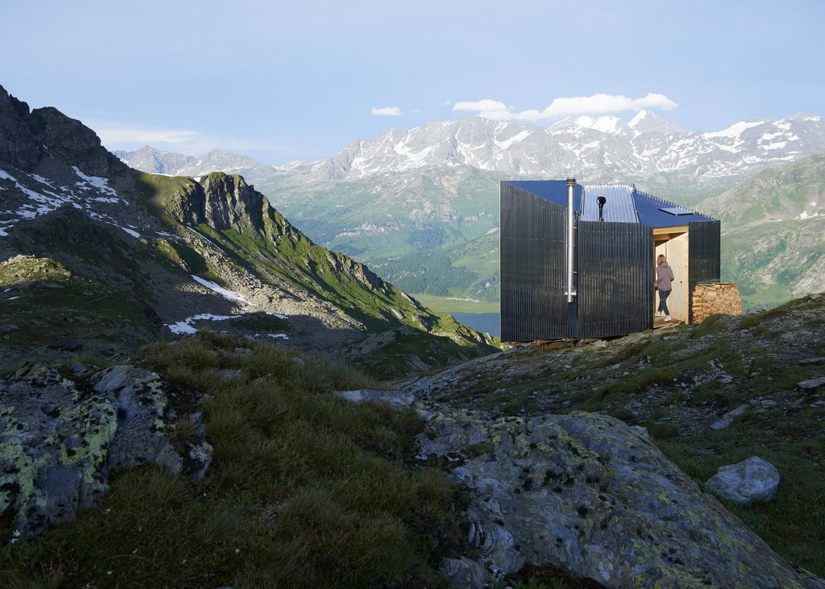 Небольшой домик в горах Швейцарии