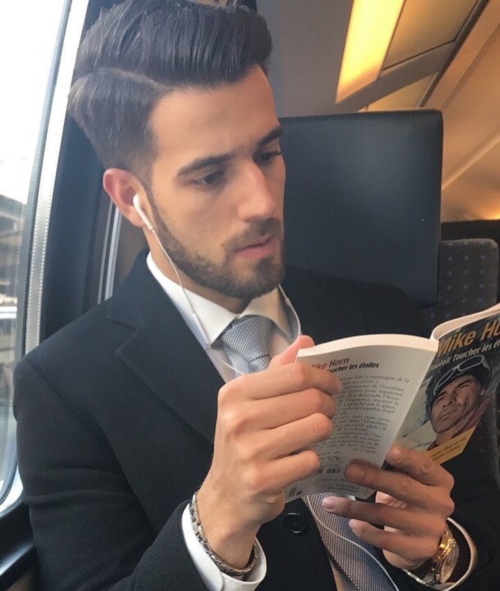 15 горячих парней с книгами из Instagram