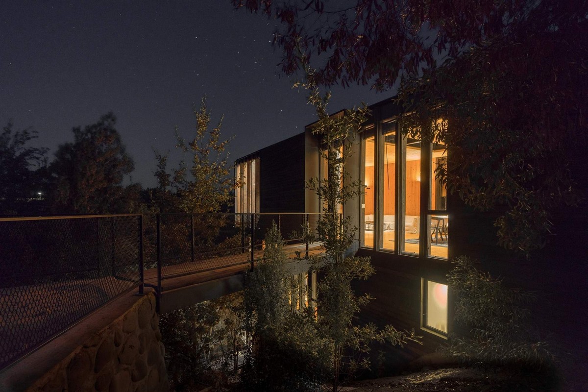 Современный трехуровневый дом на склоне в Чили