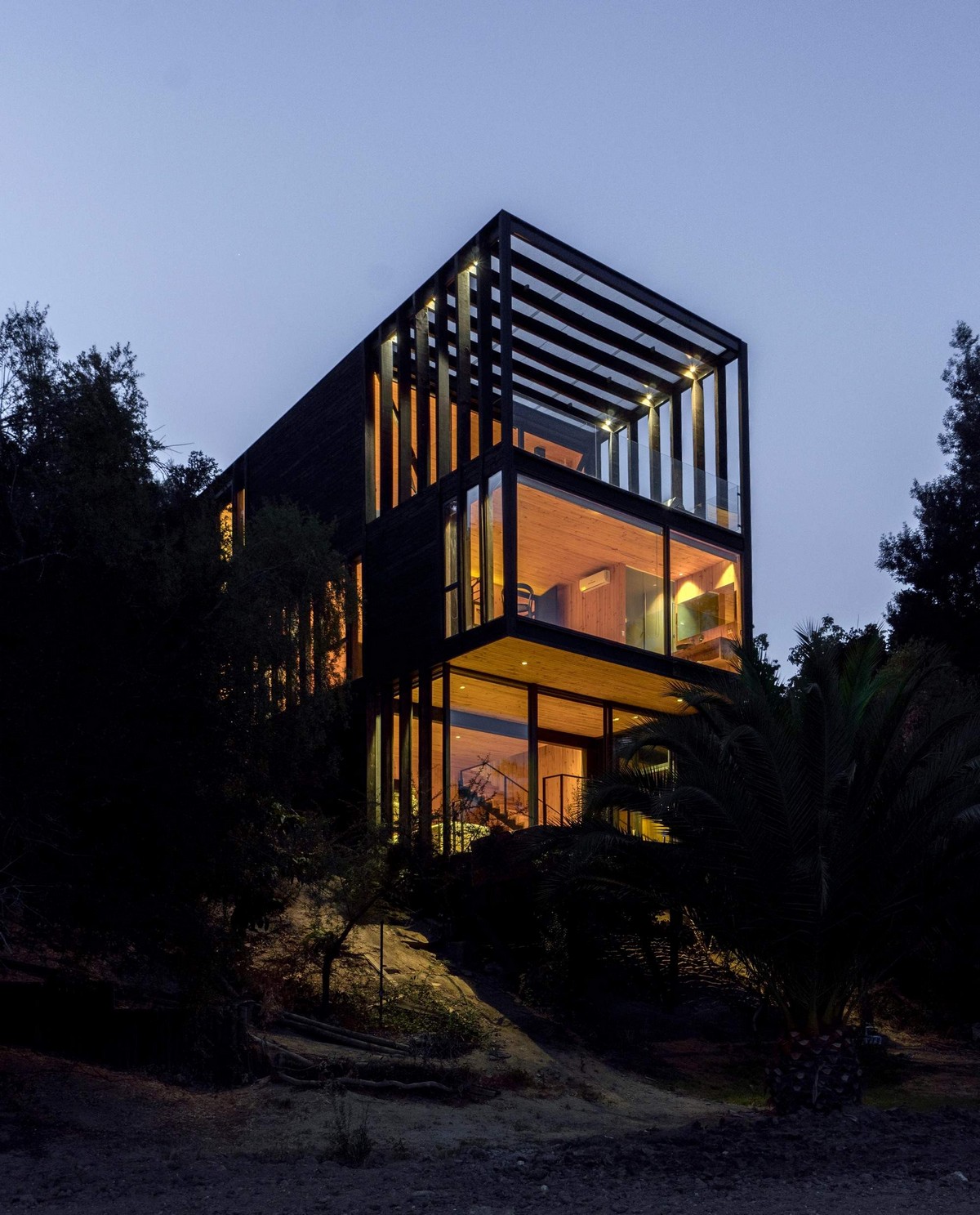 Современный трехуровневый дом на склоне в Чили