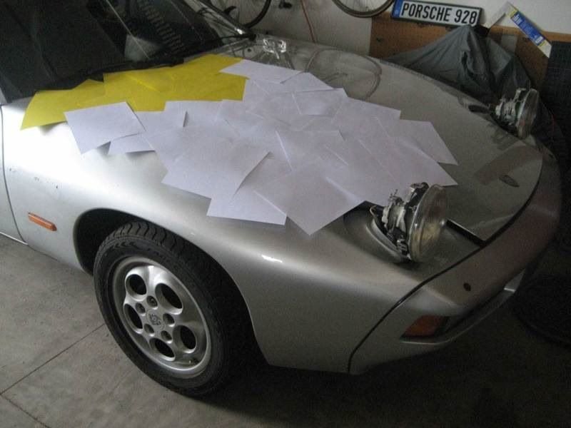 Энтузиаст покрыл Porsche 928 газетами