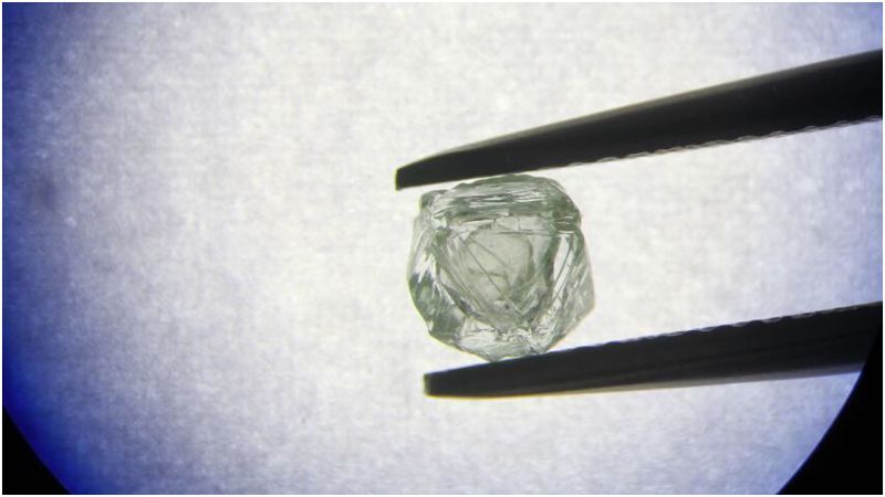 В России добыли уникальный алмаз-матрешку