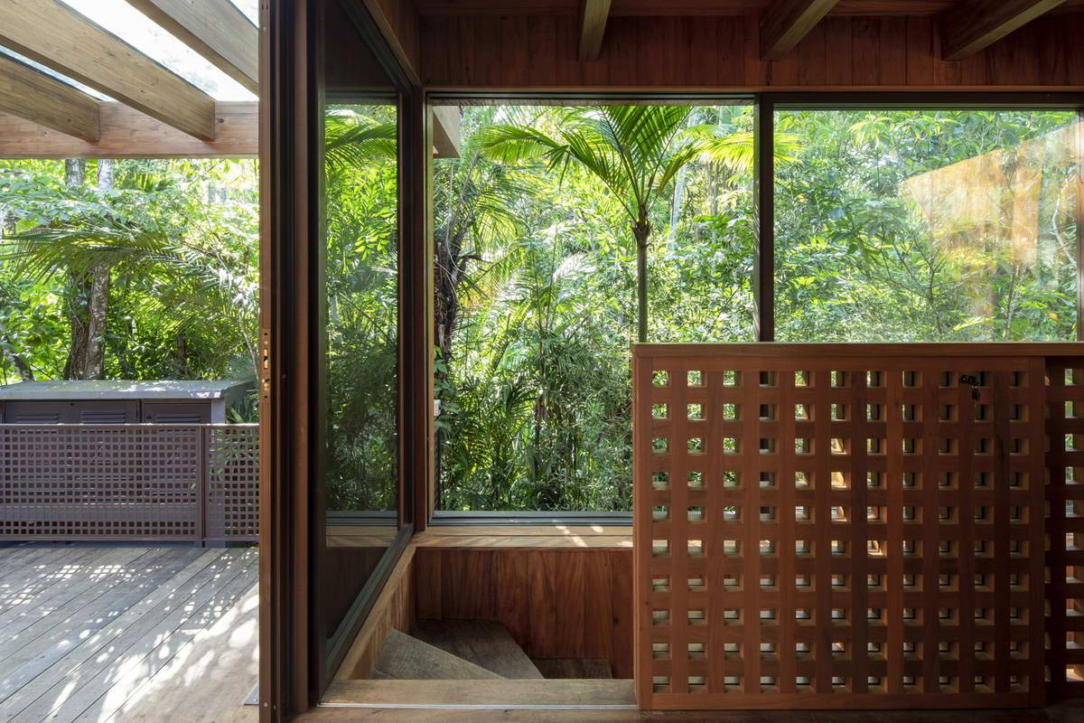 Лесной двухэтажный дом с бассейном в Бразилии