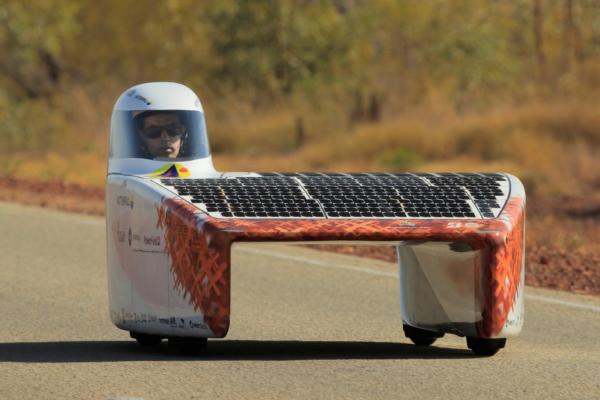 Гонка автомобилей на солнечных батареях прошла в Австралии