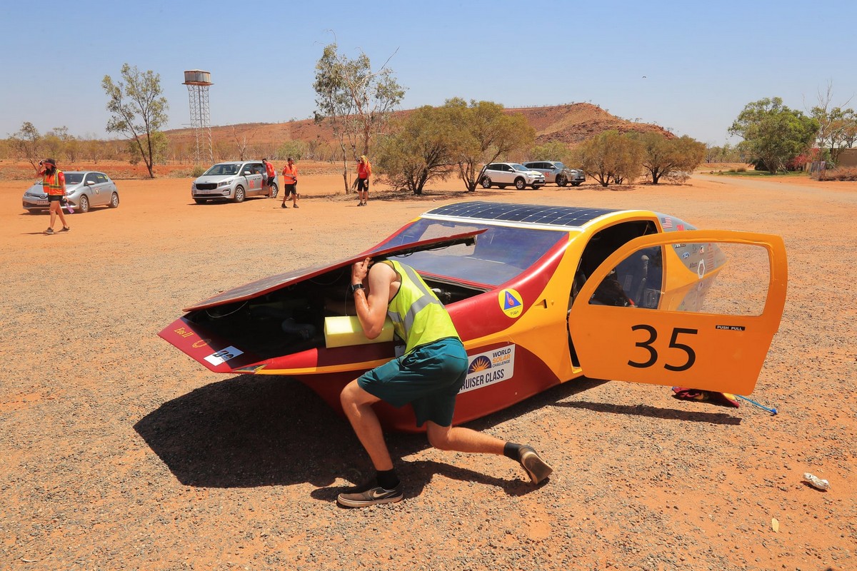 Гонка автомобилей на солнечных батареях прошла в Австралии