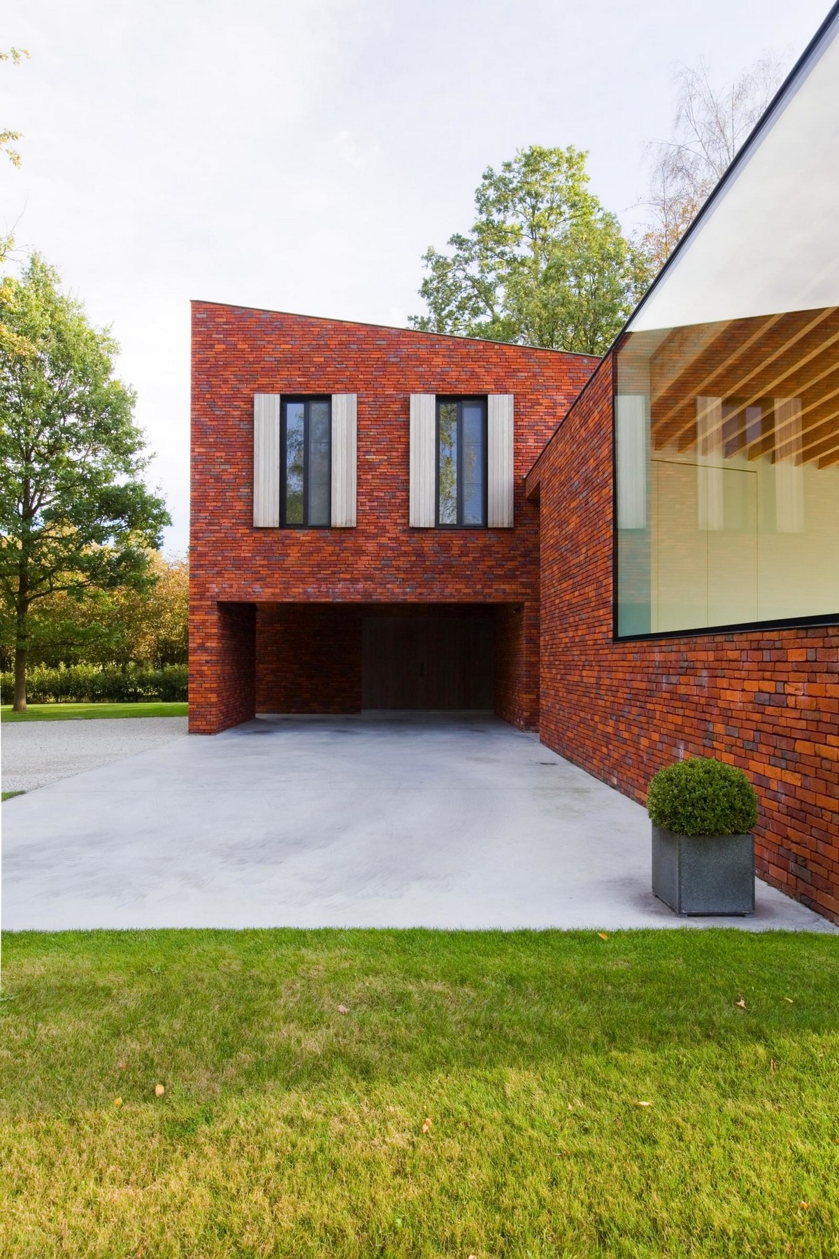 Современный дом из красного кирпича в Бельгии