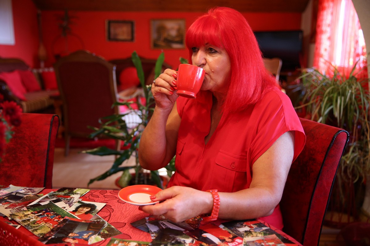 Боснийская дама провела всю свою жизнь в красном