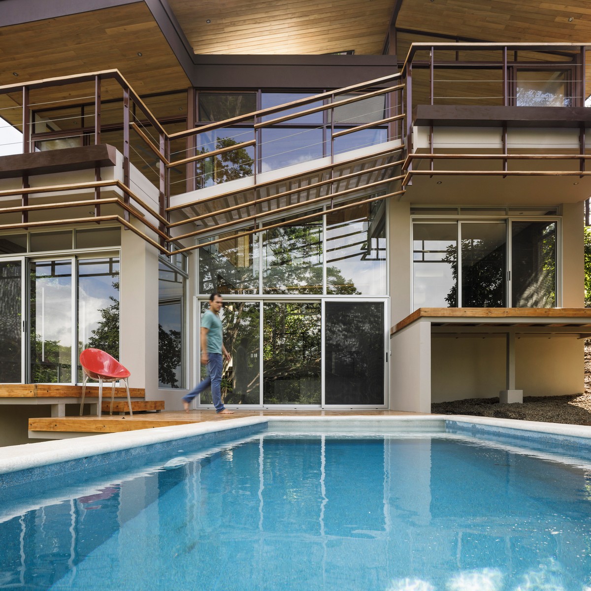 Дом с балконом и с бассейном