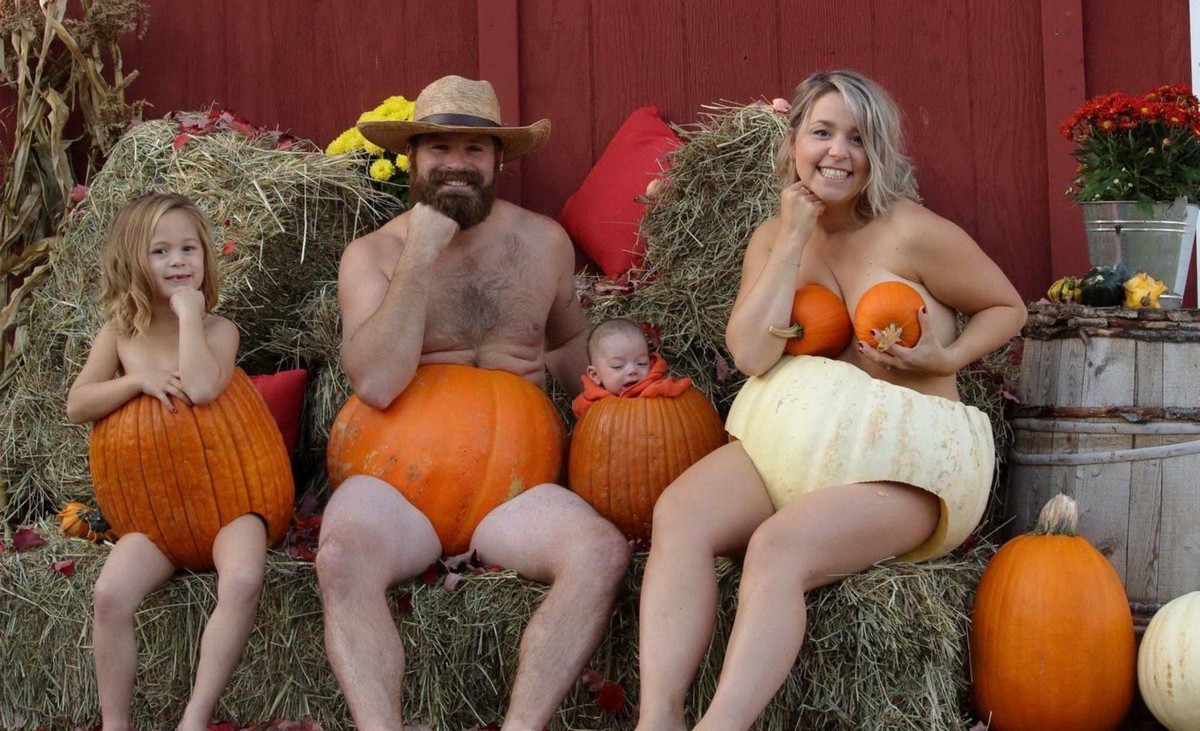 Веселая фотосессия семьи в тыквах к Хэллоуину