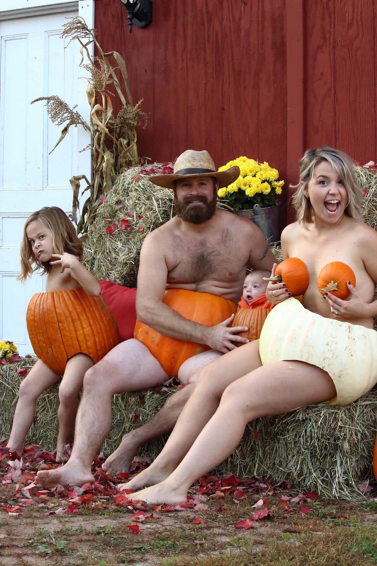 Веселая фотосессия семьи в тыквах к Хэллоуину