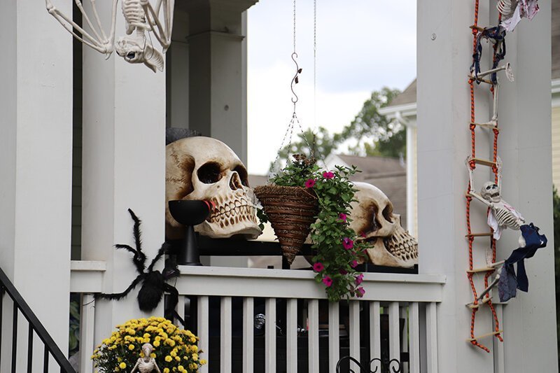 Как американцы украшают свои дома к Хэллоуину
