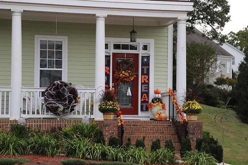 Как американцы украшают свои дома к Хэллоуину