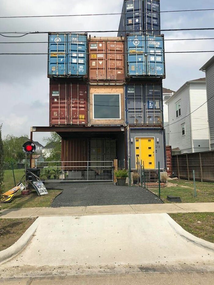 Дизайнер построил из грузовых контейнеров дом своей мечты