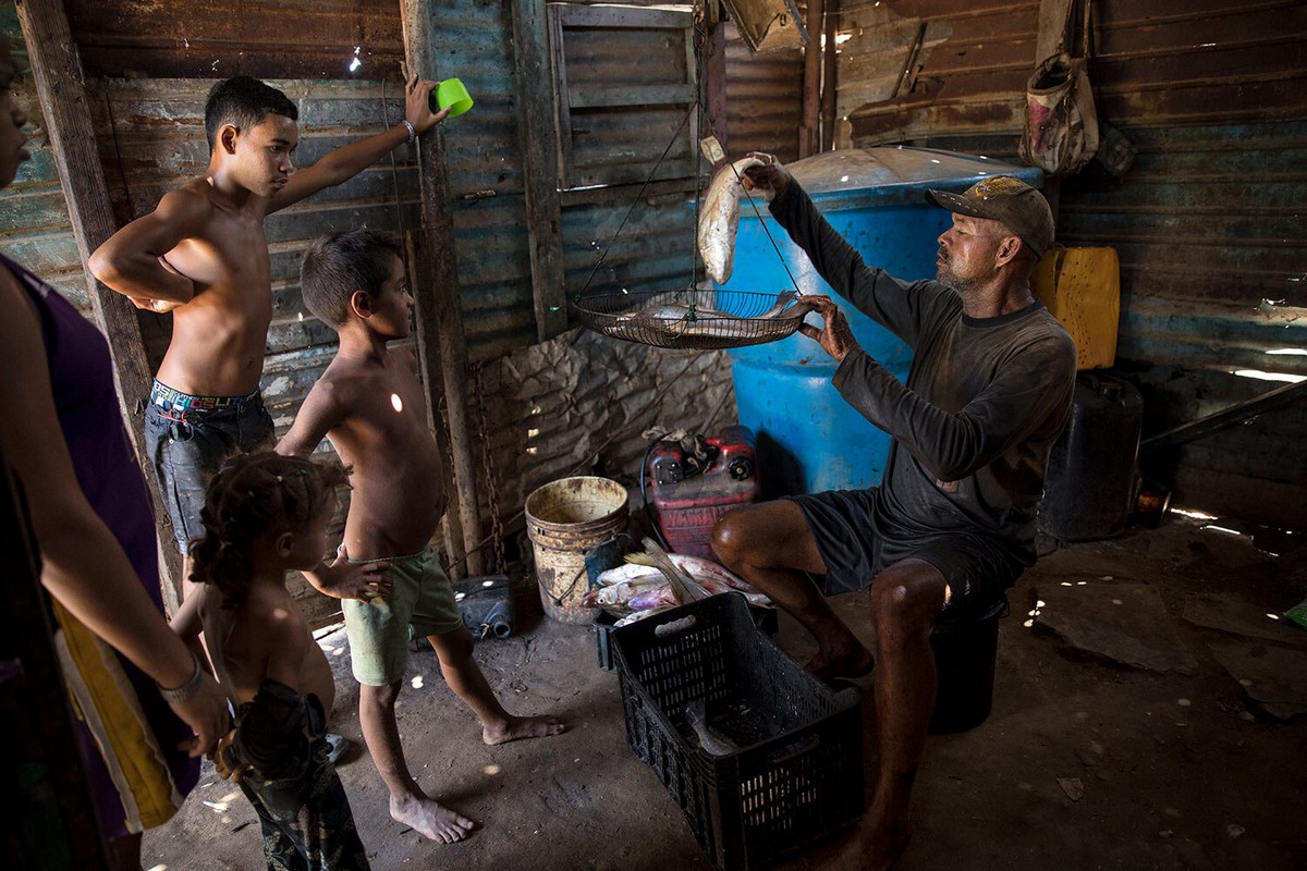 Рыбалка у загрязненных нефтью берегов Венесуэлы