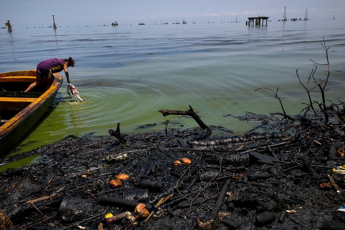 Рыбалка у загрязненных нефтью берегов Венесуэлы