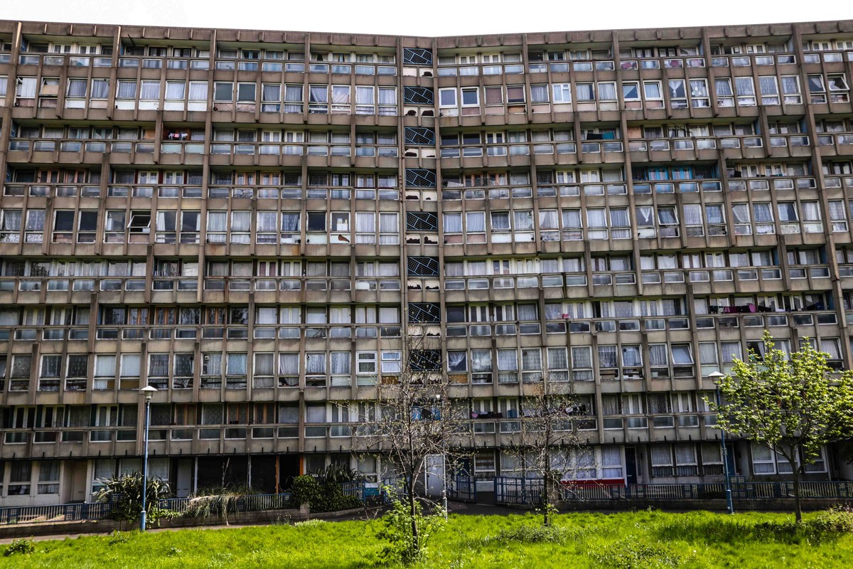Жизнь в многоэтажных панельных домах на окраине Лондона