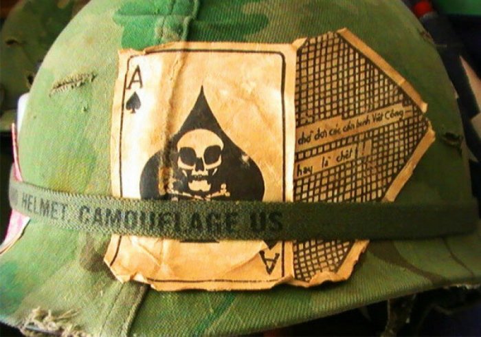 Почему американцы во Вьетнаме носили на касках игральные карты