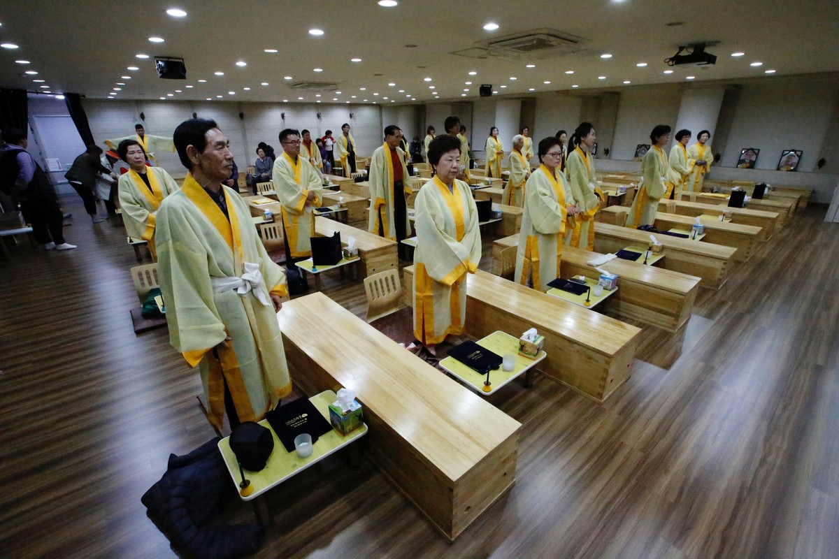 Массовые похороны для живых в Южной Корее