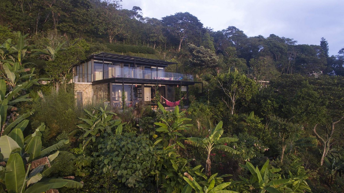 Вилла со стеклянными стенами в горах Колумбии