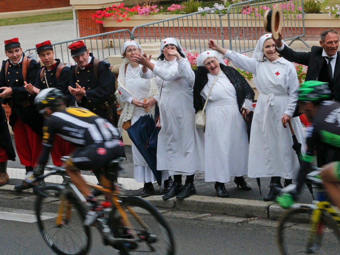 Экстравагантные костюмы поклонников Tour de France