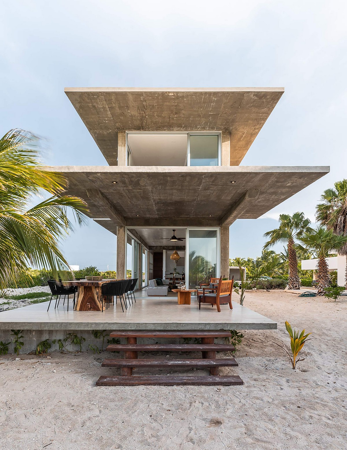 Современный бетонный дом на полуострове Юкатан в Мексике