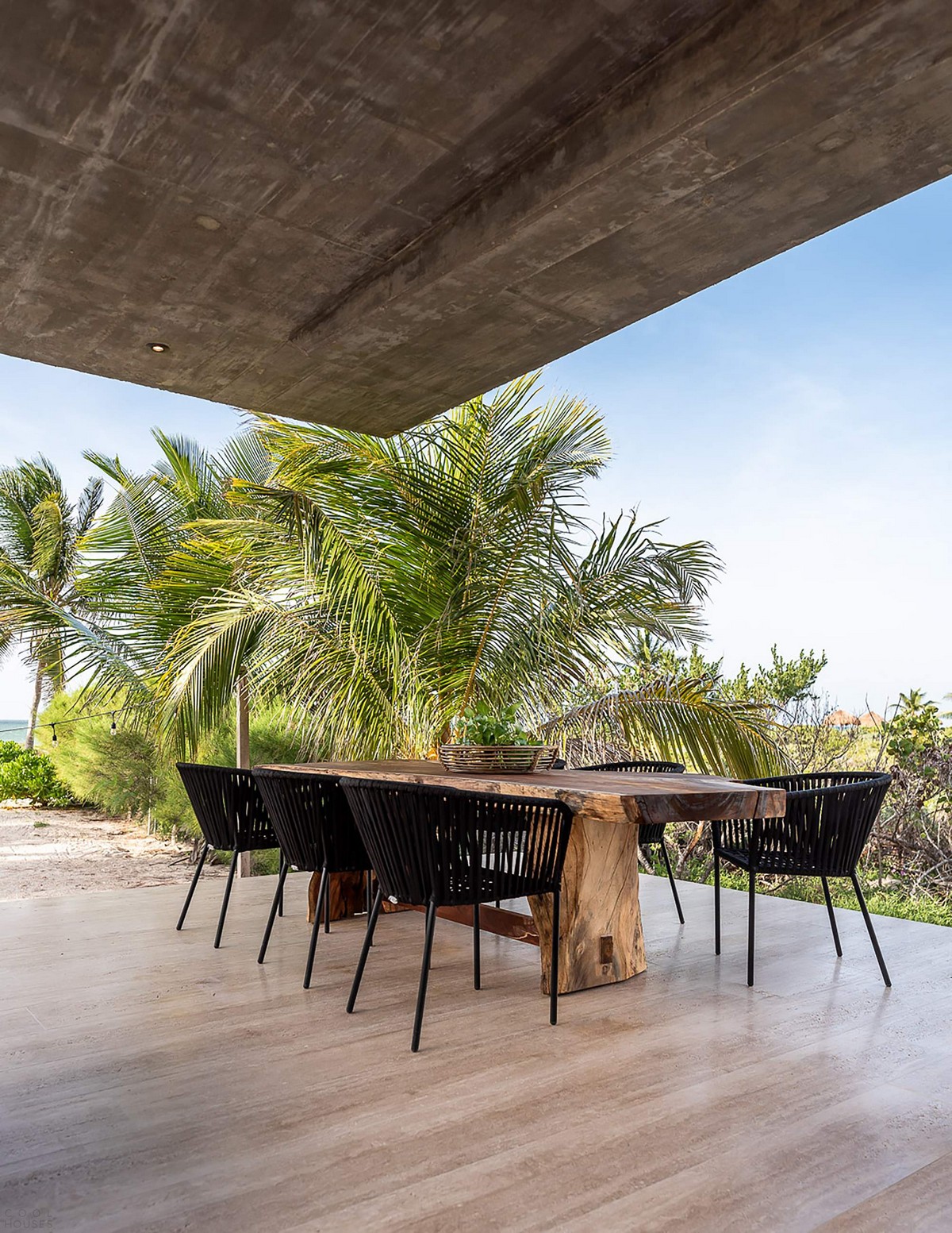 Современный бетонный дом на полуострове Юкатан в Мексике