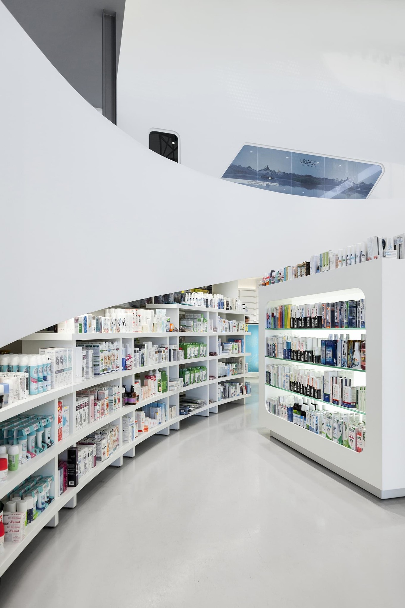 Необычный дизайн здания аптеки в Греции