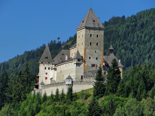 10 мистических замков с привидениями 
