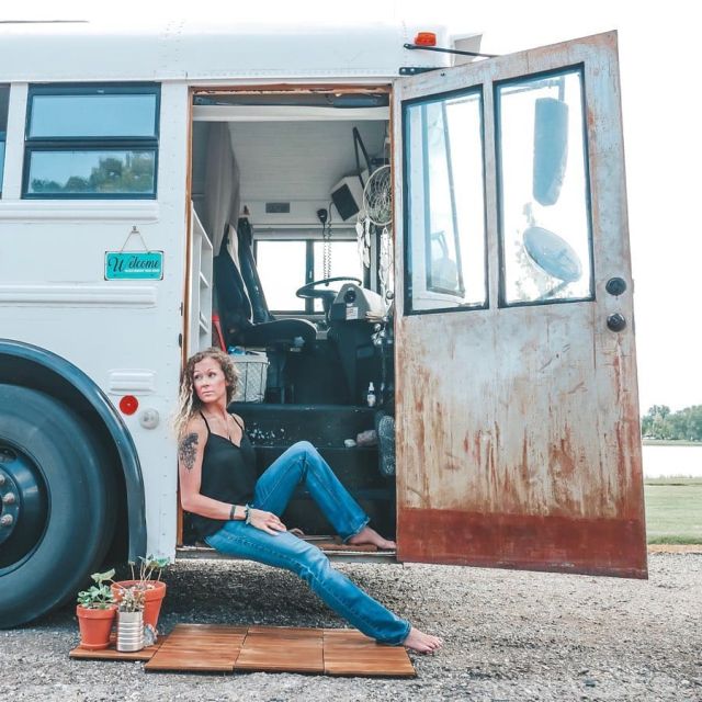 Семья из США переделала старый школьный автобус в дом мечты