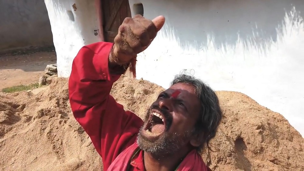 Индиец 20 лет ест песок и всё ещё в полном порядке