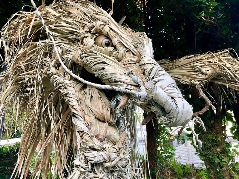 Японский художник скрутил из соломы бога-дракона