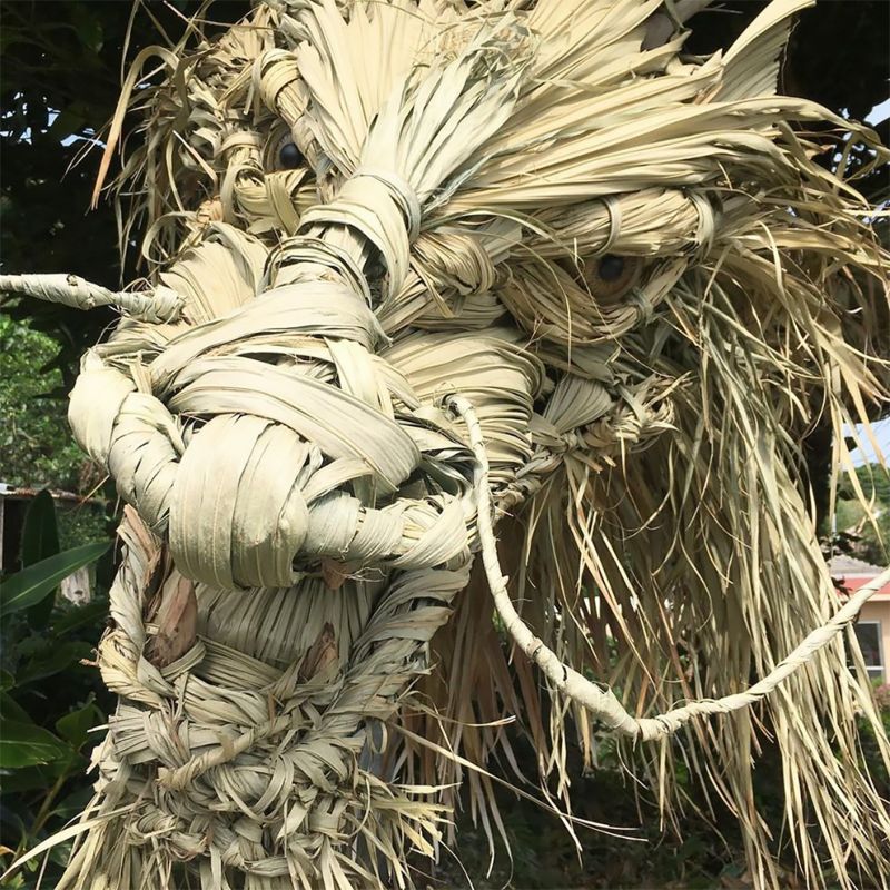 Японский художник скрутил из соломы бога-дракона
