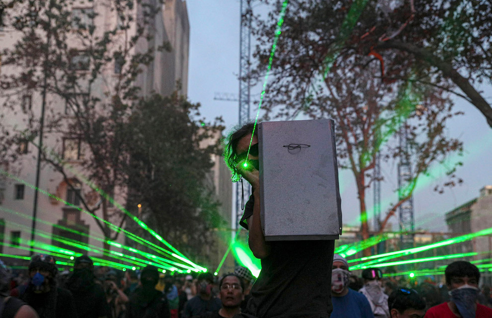 Использование лазерных указок в протестах из разных стран