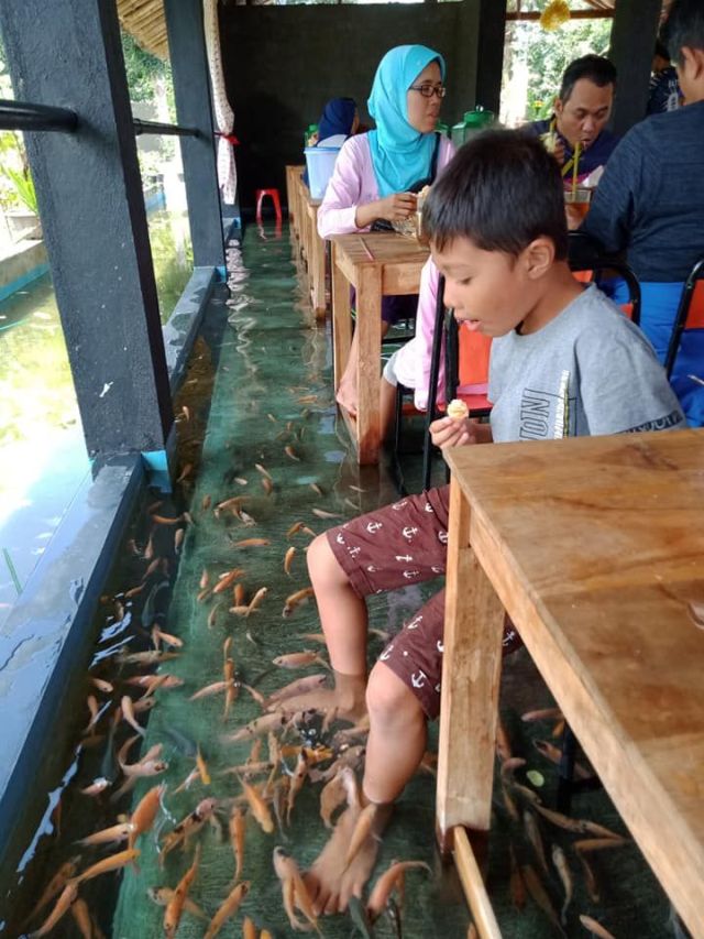 Ресторан-аквариум в Индонезии