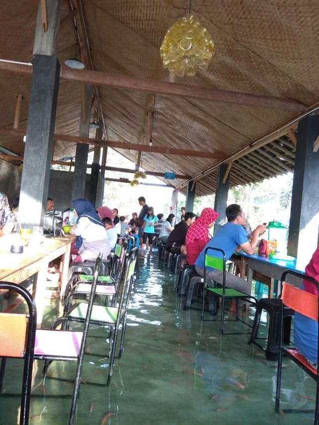 Ресторан-аквариум в Индонезии