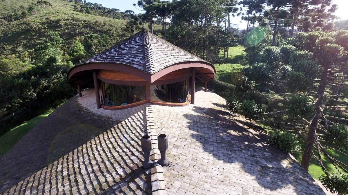 Резиденция с эллиптическим дизайном в Бразилии