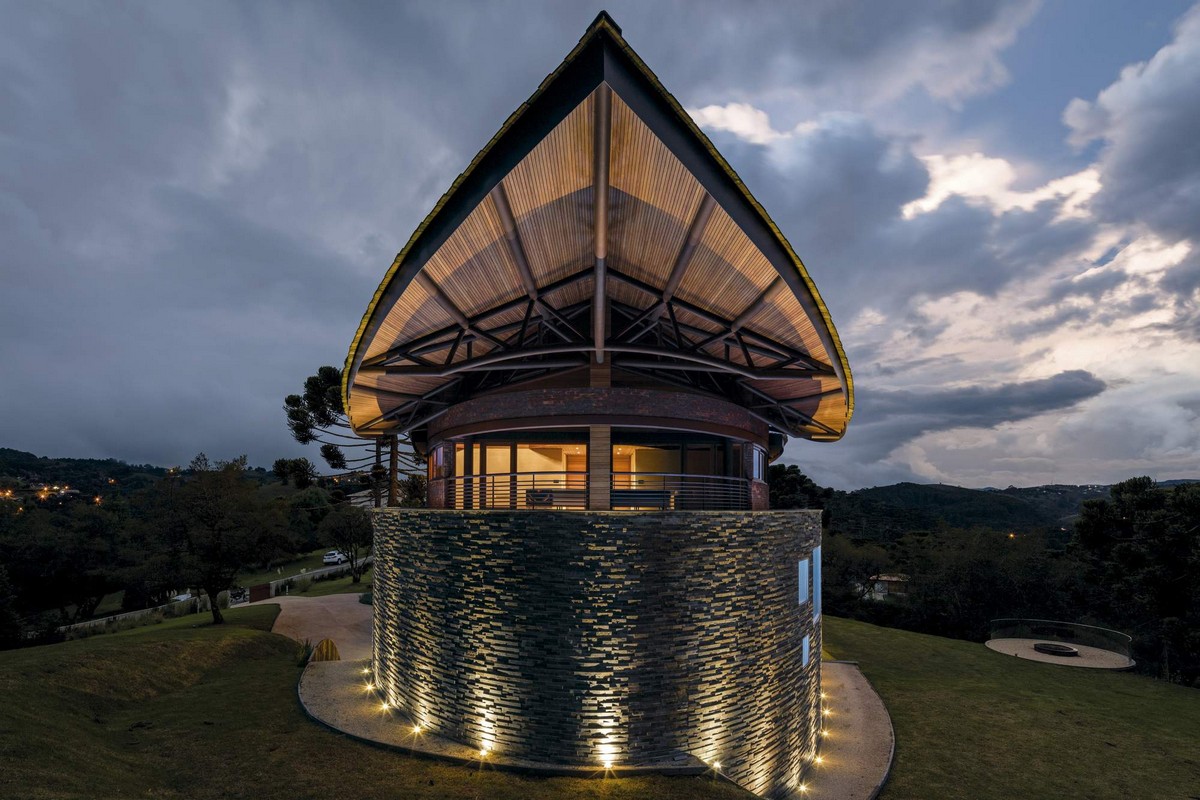 Резиденция с эллиптическим дизайном в Бразилии