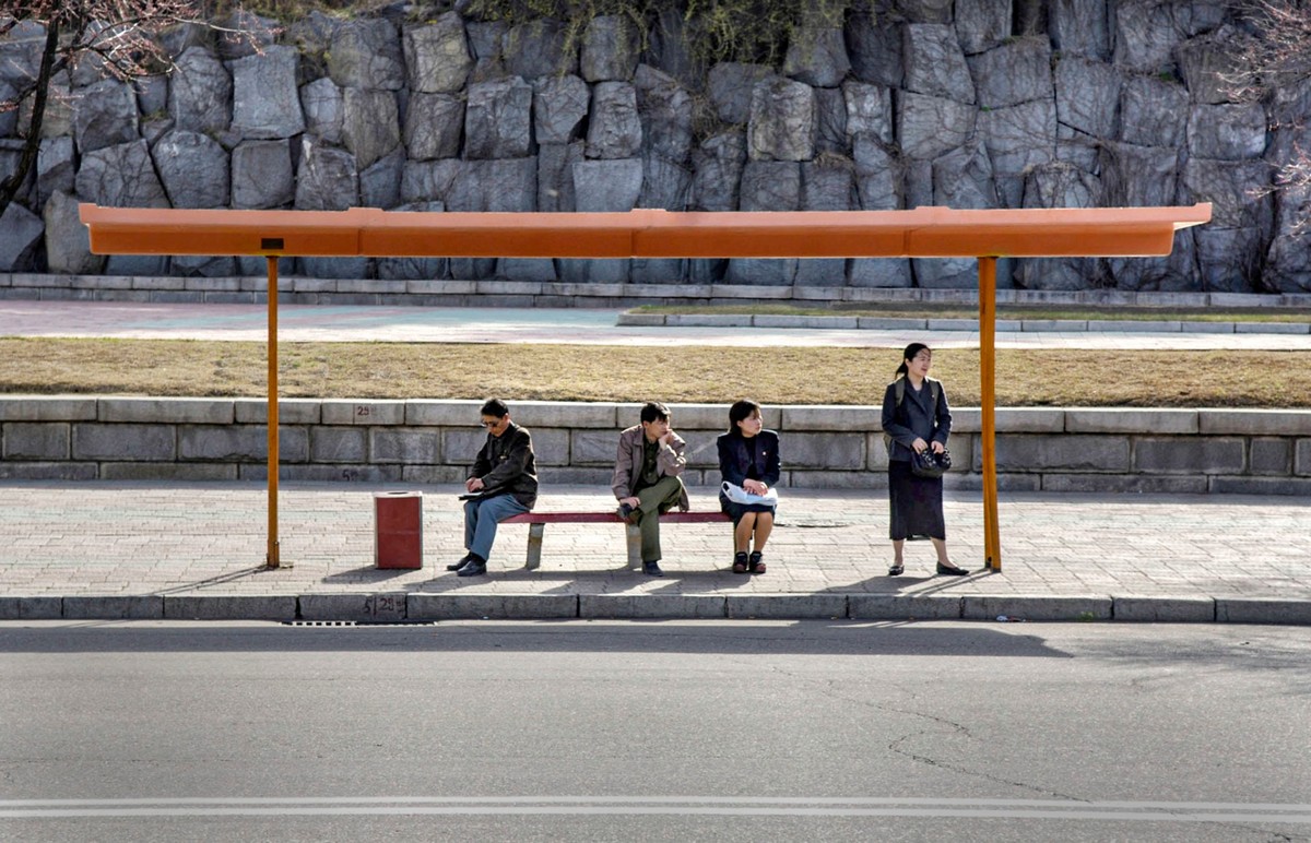 Немецкий фотограф 40 лет снимает людей на остановках общественного транспорта