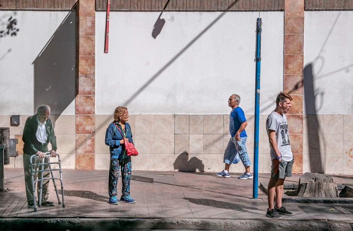 Немецкий фотограф 40 лет снимает людей на остановках общественного транспорта