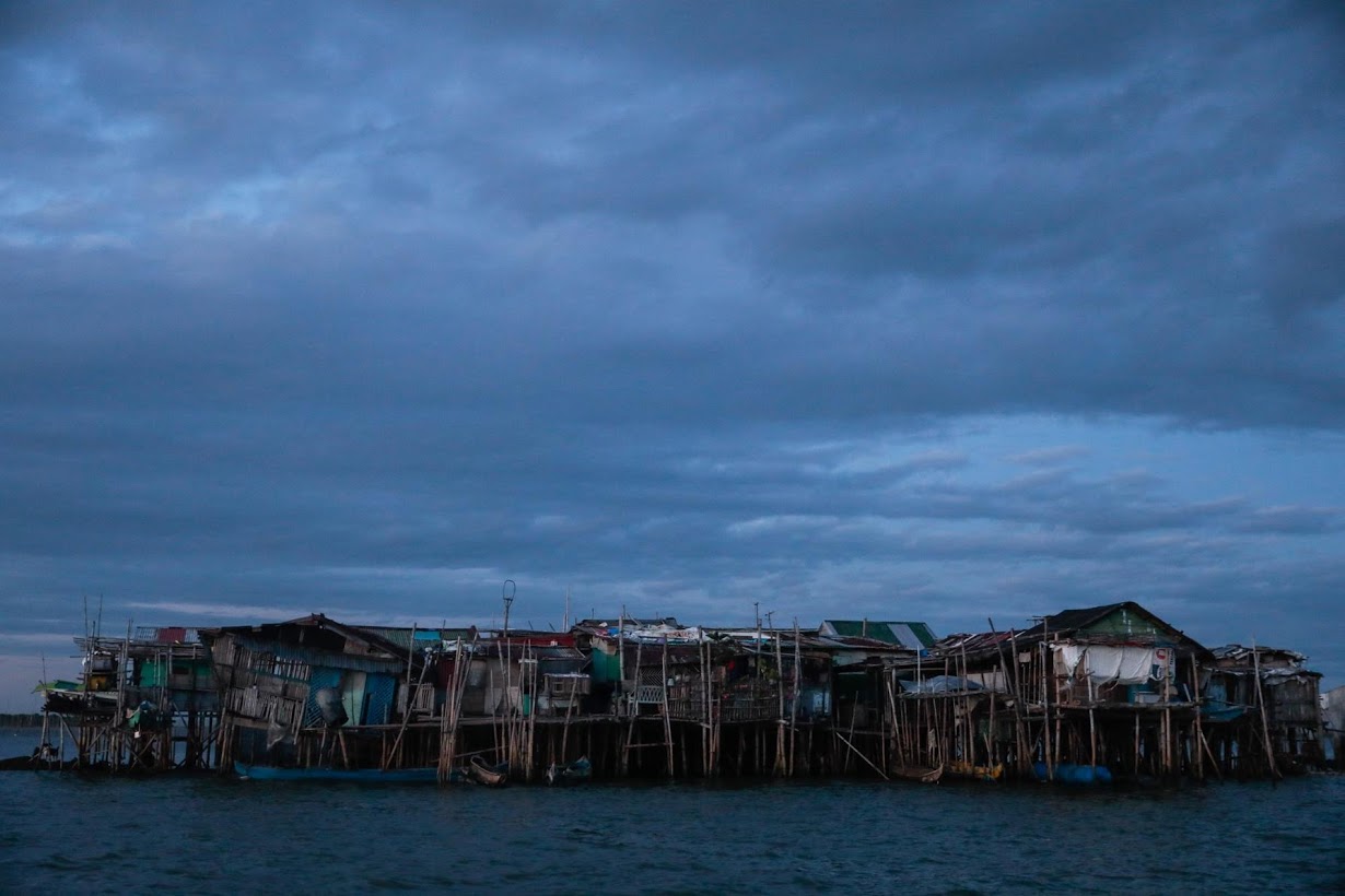 Филиппинская деревня медленно уходит под воду